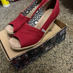 Tom’s red peep toe canvas wedges 10